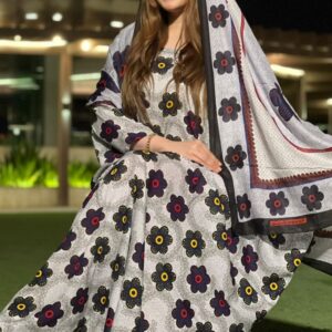ثوب أبيض اللون مصنوع من القطن بتصميم زهور جميلة مطبوع عليه شيلة متناسقة مخيطة على الطراز الظفاري