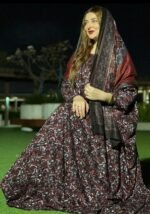 ثوب متعدد الألوان مصنوع من القطن بتصميم جميل مطبوع مع شيلة متناسقة مخيطة على الطراز الظفاري