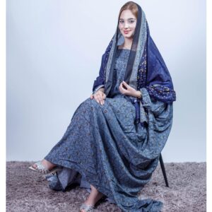ثوب أزرق سماوي مصنوع من القطن بتصميم زهرة صغيرة جميلة مطبوعة مع شيلة متناسقة مخيطة على الطراز الظفاري