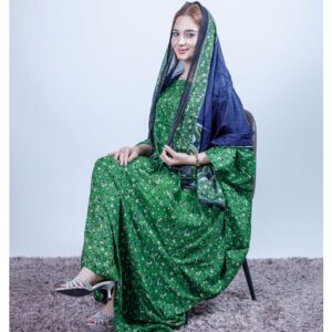 ثوب أخضر اللون مصنوع من القطن بتصميم زهور جميلة مطبوع عليه شيلة متناسقة مخيطة على الطراز الظفاري