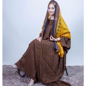ثوب بني اللون مصنوع من القطن مع تصميم زهرة صغيرة جميلة مطبوعة مع شيل متناسق مخيط على الطراز الظفاري