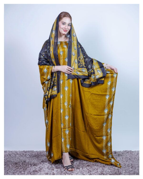 ثوب بلون الخردل مصنوع من القطن مع تصميم زهرة صغيرة جميلة مطبوعة مع شيل متناسق مخيط على الطراز الظفاري