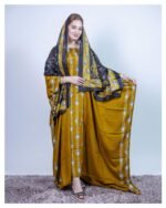ثوب بلون الخردل مصنوع من القطن مع تصميم زهرة صغيرة جميلة مطبوعة مع شيل متناسق مخيط على الطراز الظفاري