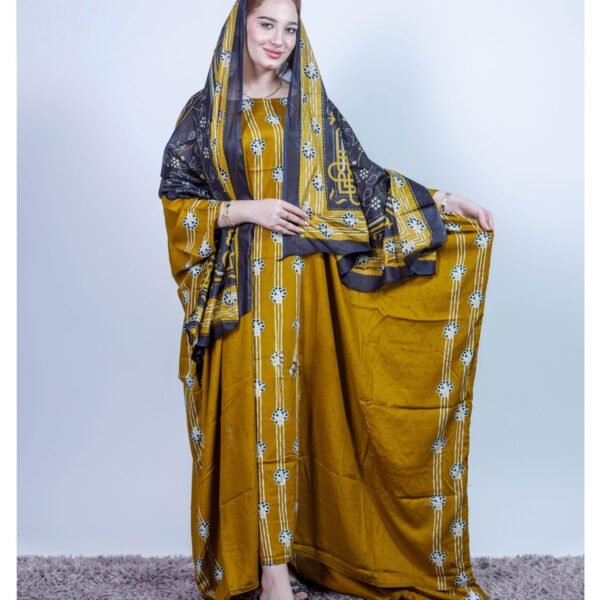 ثوب بلون الخردل مصنوع من القطن مع تصميم زهرة صغيرة جميلة مطبوعة مع شيل متناسق مخيط على الطراز الظفاري