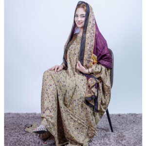 ثوب باللون البيج مصنوع من القطن بتصميم زهور جميلة مطبوع عليه شيلة متناسقة مخيطة على الطراز الظفاري