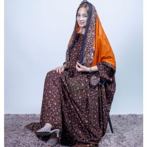 ثوب بني غامق اللون مصنوع من القطن بتصميم زهور جميلة مطبوع عليه شيلة متناسقة مخيطة على الطراز الظفاري
