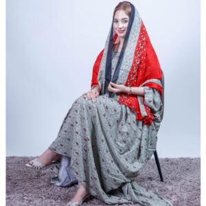 ثوب رمادي اللون مصنوع من القطن بتصميم زهرة صغيرة جميلة مطبوعة مع شيلة متناسقة مخيطة على الطراز الظفاري