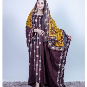 ثوب بلون المارون مصنوع من القطن بتصميم زهرة صغيرة جميلة مطبوعة مع شيلة متناسقة مخيطة على الطراز الظفاري