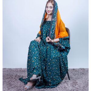 ثوب أخضر اللون مصنوع من القطن بتصميم زهور جميلة مطبوع عليه شيلة متناسقة مخيطة على الطراز الظفاري