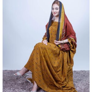 ثوب بلون الخردل مصنوع من القطن مع تصميم زهرة صغيرة جميلة مطبوعة مع شيل متناسق مخيط على الطراز الظفاري