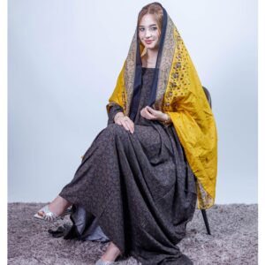 ثوب بلون التوت مصنوع من القطن بتصميم زهرة صغيرة جميلة مطبوعة مع شيلة متناسقة مخيطة على الطراز الظفاري