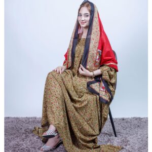 ثوب بني فاتح اللون مصنوع من القطن بتصميم زهور جميلة مطبوع عليه شيلة متناسقة مخيطة على الطراز الظفاري