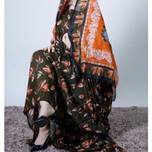 ثوب أخضر اللون مصنوع من القطن بتصميم زهور جميلة مطبوع عليه شيلة متناسقة مخيطة على الطراز الظفاري