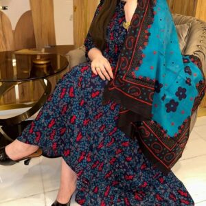 ثوب أزرق اللون مصنوع من القطن بتصميم زهور جميلة مطبوع عليه شيلة متناسقة مخيطة على الطراز الظفاري
