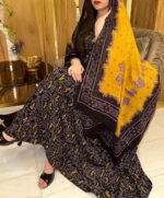 ثوب أسود اللون مصنوع من القطن بتصميم زهور جميلة مطبوع عليه شيلة متناسقة مخيطة على الطراز الظفاري