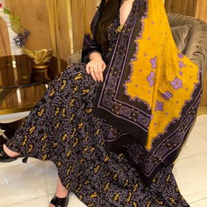 ثوب أسود اللون مصنوع من القطن بتصميم زهور جميلة مطبوع عليه شيلة متناسقة مخيطة على الطراز الظفاري
