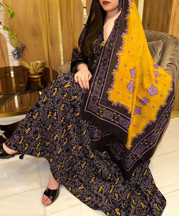 ثوب أسود اللون مصنوع من القطن بتصميم زهور جميلة مطبوع عليه شيلة متناسقة مخيطة على الطراز الظفاري