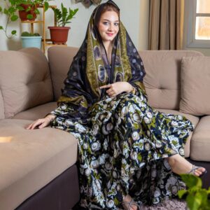 ثوب أخضر اللون مصنوع من القطن بتصميم جميل مطبوع عليه شيلة متناسقة مخيطة على الطراز الظفاري