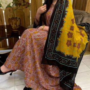 ثوب وردي اللون مصنوع من القطن بتصميم زهور جميلة مطبوع عليه شيلة متناسقة مخيطة على الطراز الظفاري
