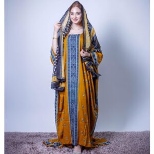 ثوب أصفر اللون مصنوع من القطن بتصميم أزرق جميل مطبوع عليه شيلة متناسقة مخيطة على الطراز الظفاري