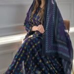 ثوب أزرق اللون مصنوع من القطن بتصميم جميل مطبوع مع شيلة متناسقة مخيطة على الطراز الظفاري والجلابية