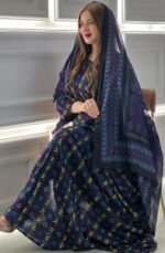 ثوب أزرق اللون مصنوع من القطن بتصميم جميل مطبوع مع شيلة متناسقة مخيطة على الطراز الظفاري