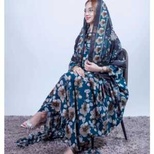 ثوب باللون الأخضر مصنوع من القطن مع تصميم زهرة جميلة مطبوعة مع شيلة متناسقة مخيطة على الطراز الظفاري