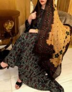 ثوب أسود اللون مصنوع من القطن بتصميم زهور جميلة مطبوع عليه شيلة متناسقة مخيطة على الطراز الظفاري