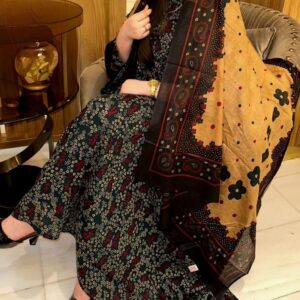 ثوب أسود اللون مصنوع من القطن بتصميم زهور جميلة مطبوع عليه شيلة متناسقة مخيطة على الطراز الظفاري