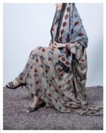 ثوب باللون البيج مصنوع من القطن بتصميم جميل مطبوع مع شيلة متناسقة مخيطة على الطراز الظفاري