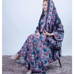 ثوب وردي اللون مصنوع من القطن بتصميم زهور جميلة مطبوع عليه شيلة متناسقة مخيطة على الطراز الظفاري