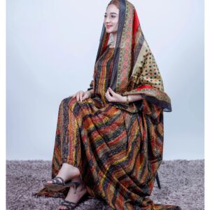 ثوب متعدد الألوان مصنوع من القطن بتصميم جميل جدًا مطبوع عليه شيلة متناسقة مخيطة على الطراز الظفاري