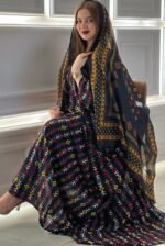 ثوب أسود اللون مصنوع من القطن بتصميم جميل مطبوع عليه شيلة متناسقة مخيطة على الطراز الظفاري والجلابية