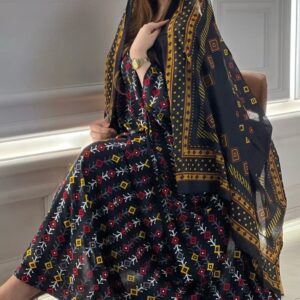 ثوب أسود اللون مصنوع من القطن بتصميم جميل مطبوع عليه شيلة متناسقة مخيطة على الطراز الظفاري