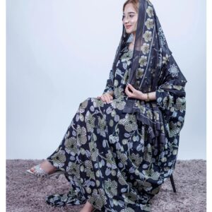 ثوب أزرق داكن اللون مصنوع من القطن بتصميم زهور جميلة مطبوع عليه شيلة متناسقة مخيطة على الطراز الظفاري
