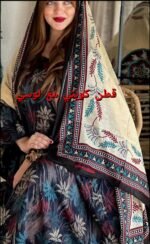 ثوب مصنوع من القطن الكويتي بتصميم جميل مطبوع مع شيلة متناسقة مخيطة على الطراز الظفاري والجلابية