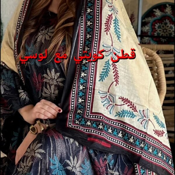 ثوب مصنوع من القطن الكويتي بتصميم جميل مطبوع مع شيلة متناسقة مخيطة على الطراز الظفاري والجلابية