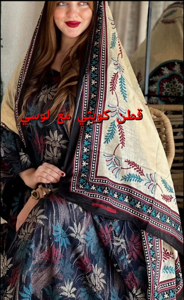 ثوب مصنوع من القطن الكويتي بتصميم جميل مطبوع مع شيلة متناسقة مخيطة على الطراز الظفاري