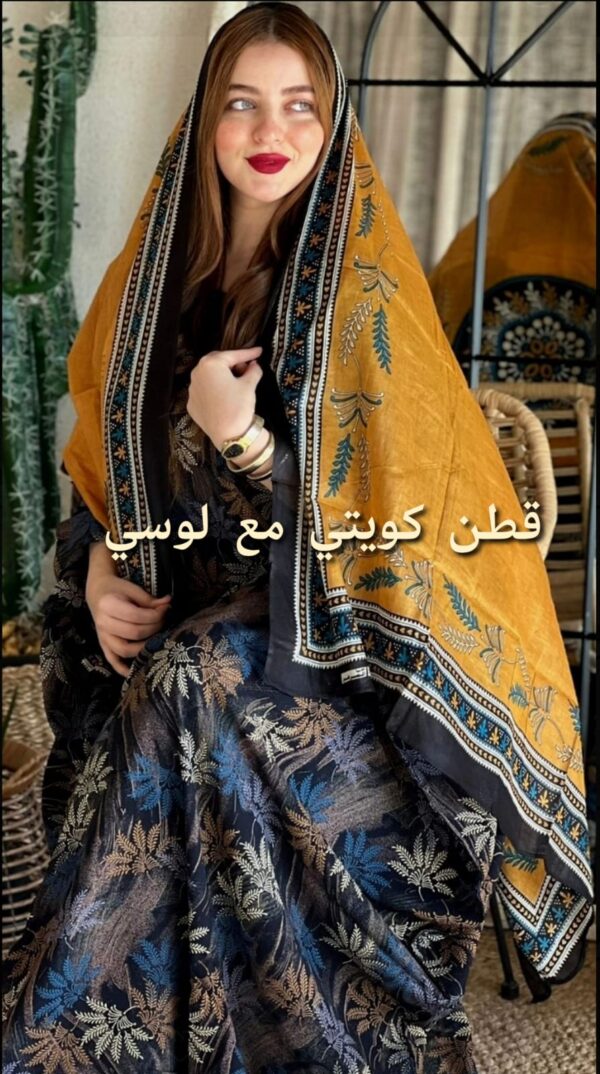 ثوب مصنوع من القطن الكويتي بتصميم جميل مطبوع مع شيلة متناسقة مخيطة على الطراز الظفاري