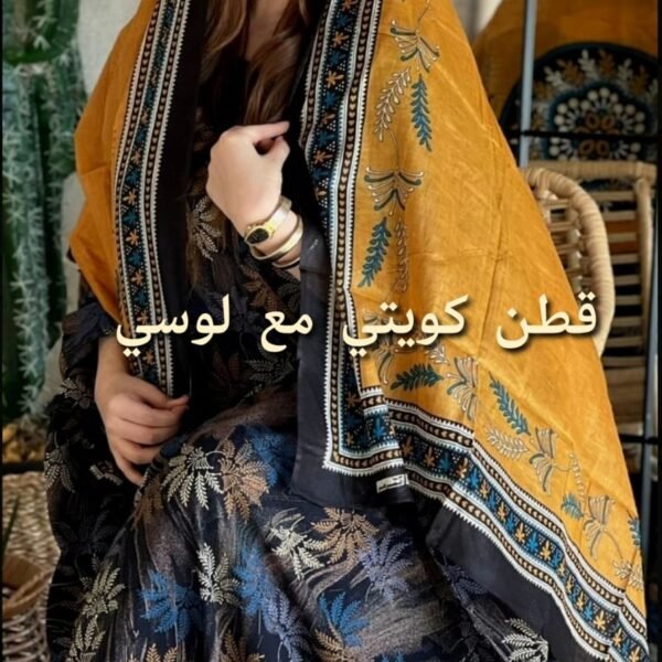 ثوب مصنوع من القطن الكويتي بتصميم جميل مطبوع مع شيلة متناسقة مخيطة على الطراز الظفاري والجلابية