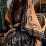 ثوب مصنوع من القطن الكويتي بتصميم جميل مطبوع مع شيلة متناسقة مخيطة على الطراز الظفاري والجلابية