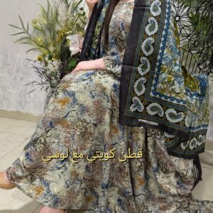ثوب مصنوع من القطن الكويتي بتصميم جميل مطبوع مع شيلة متناسقة مخيطة على الطراز الظفاري