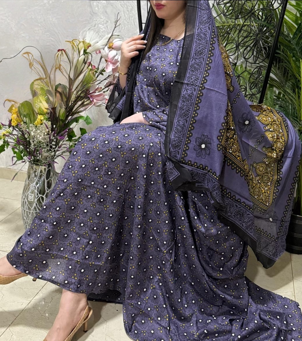 ثوب رمادي اللون مصنوع من القطن بتصميم زهور جميلة مطبوع عليه شيلة متناسقة مخيطة على الطراز الظفاري