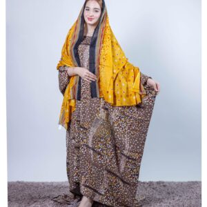 ثوب بني اللون مصنوع من القطن بتصميم جميل مطبوع عليه شيلة متناسقة مخيطة على الطراز الظفاري