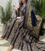 ثوب بلون البيج مصنوع من القطن بتصميم خطوط زرقاء مطبوع عليه شيل متناسق مخيط على طراز ظفاري