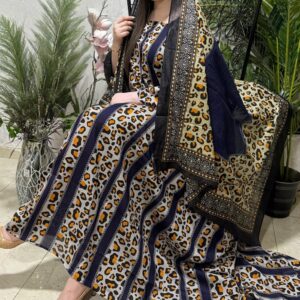 ثوب بلون البيج مصنوع من القطن بتصميم خطوط زرقاء مطبوع عليه شيل متناسق مخيط على طراز ظفاري