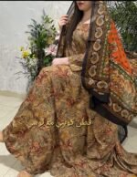 ثوب مصنوع من القطن الكويتي بتصميم جميل مطبوع مع شيلة متناسقة مخيطة على الطراز الظفاري