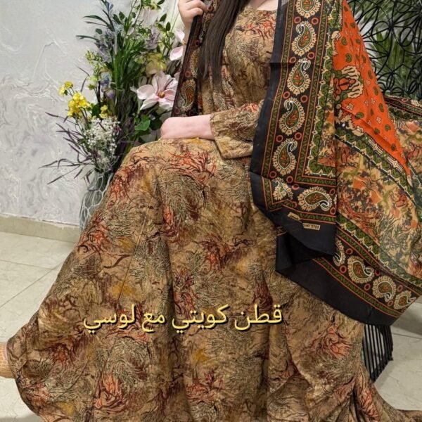 ثوب مصنوع من القطن الكويتي بتصميم جميل مطبوع مع شيلة متناسقة مخيطة على الطراز الظفاري