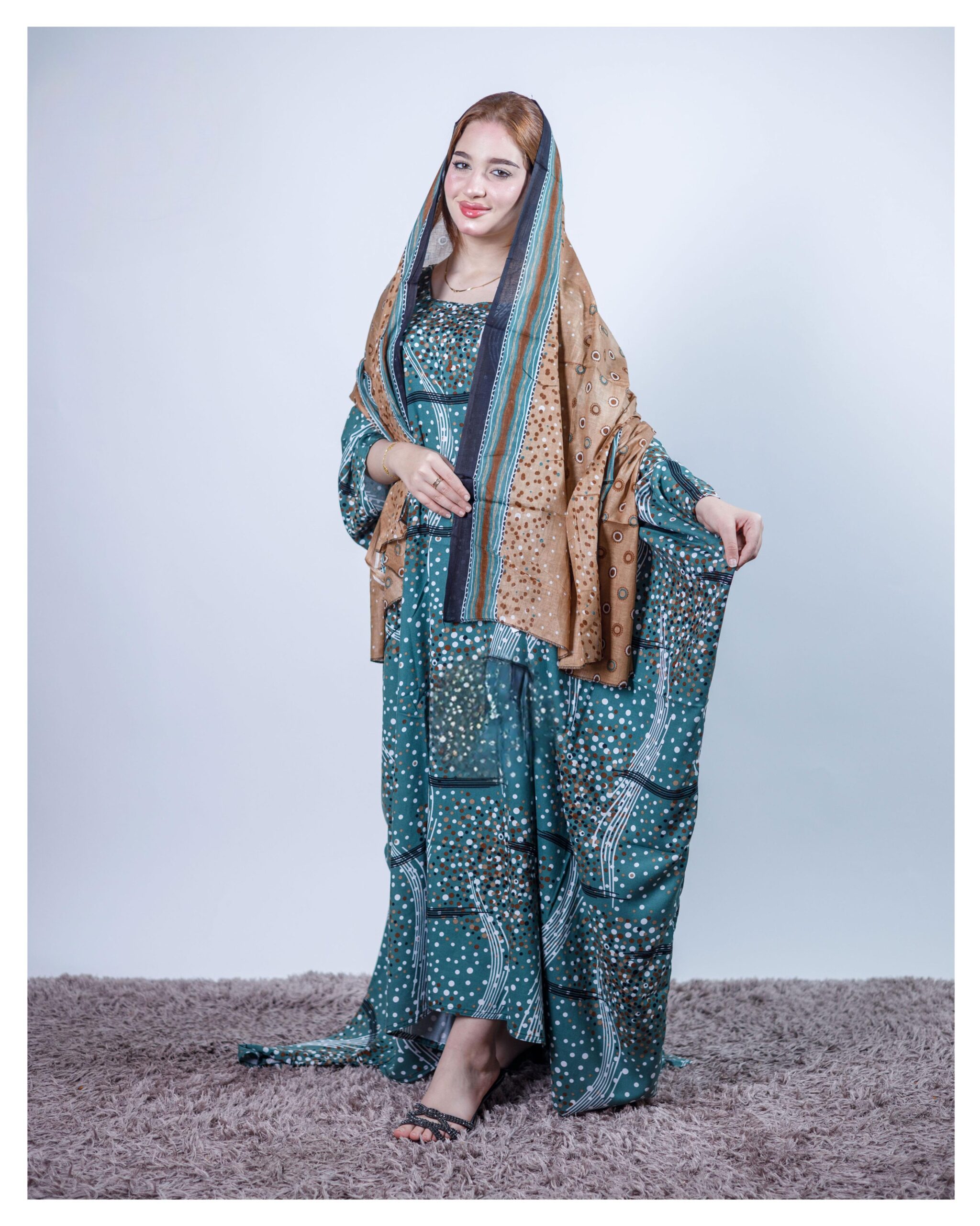 ثوب بلون أخضر بحري مصنوع من القطن بتصميم جميل مطبوع مع شيلة متناسقة مخيطة على الطراز الظفاري