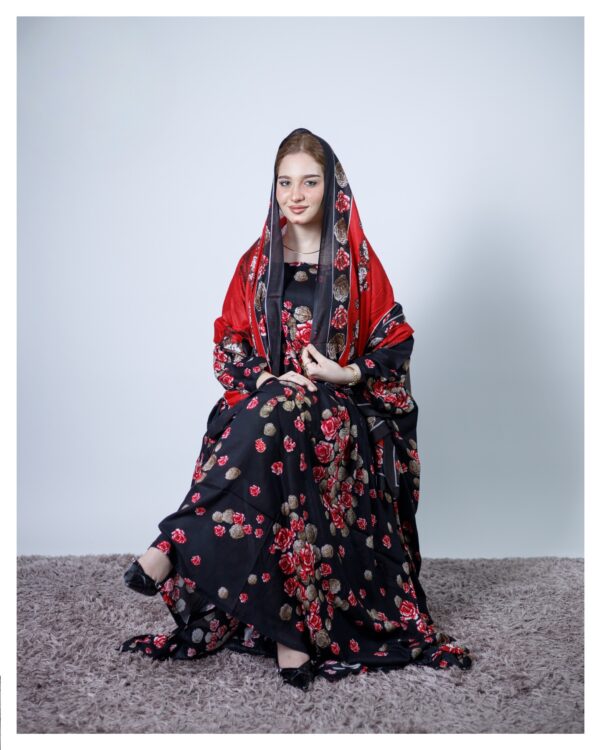 ثوب أسود اللون مصنوع من القطن بتصميم جميل مطبوع عليه شيلة متناسقة مخيطة على الطراز الظفاري